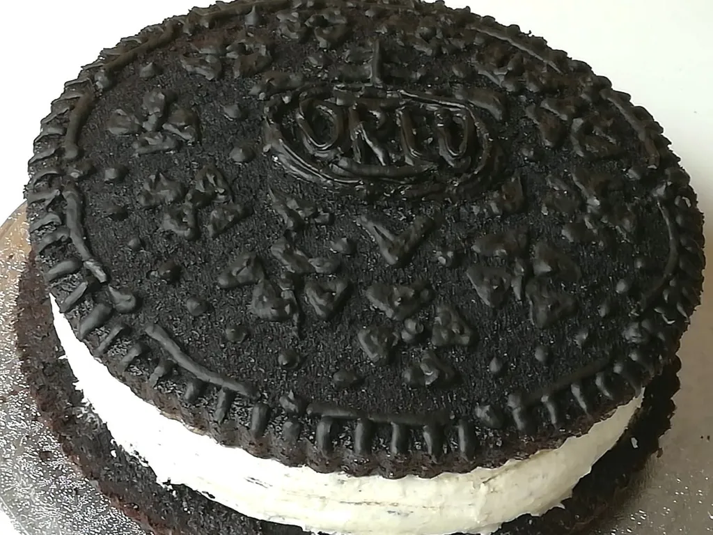 No-Bake Oreo Cheesecake That Looks Like a Giant Oreo