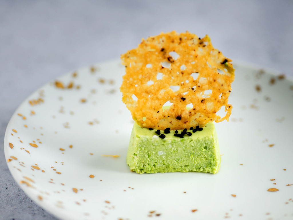 Panna cotta od graška s čipsom od parmezana