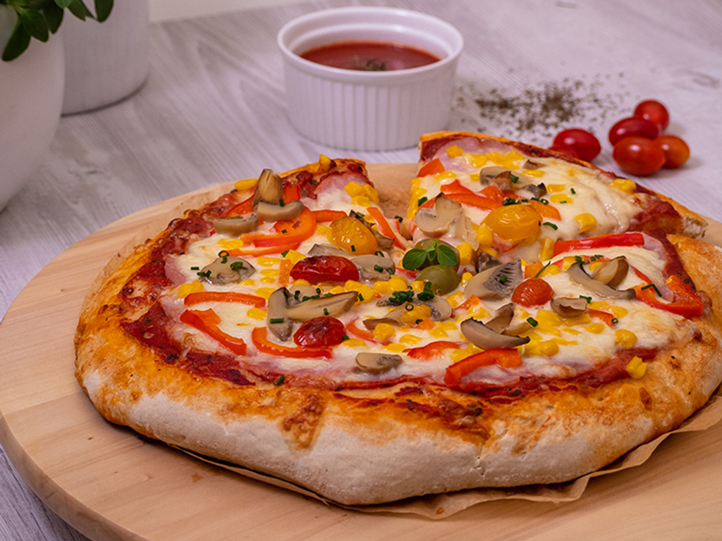 Home made pizza s povrćem i sirom