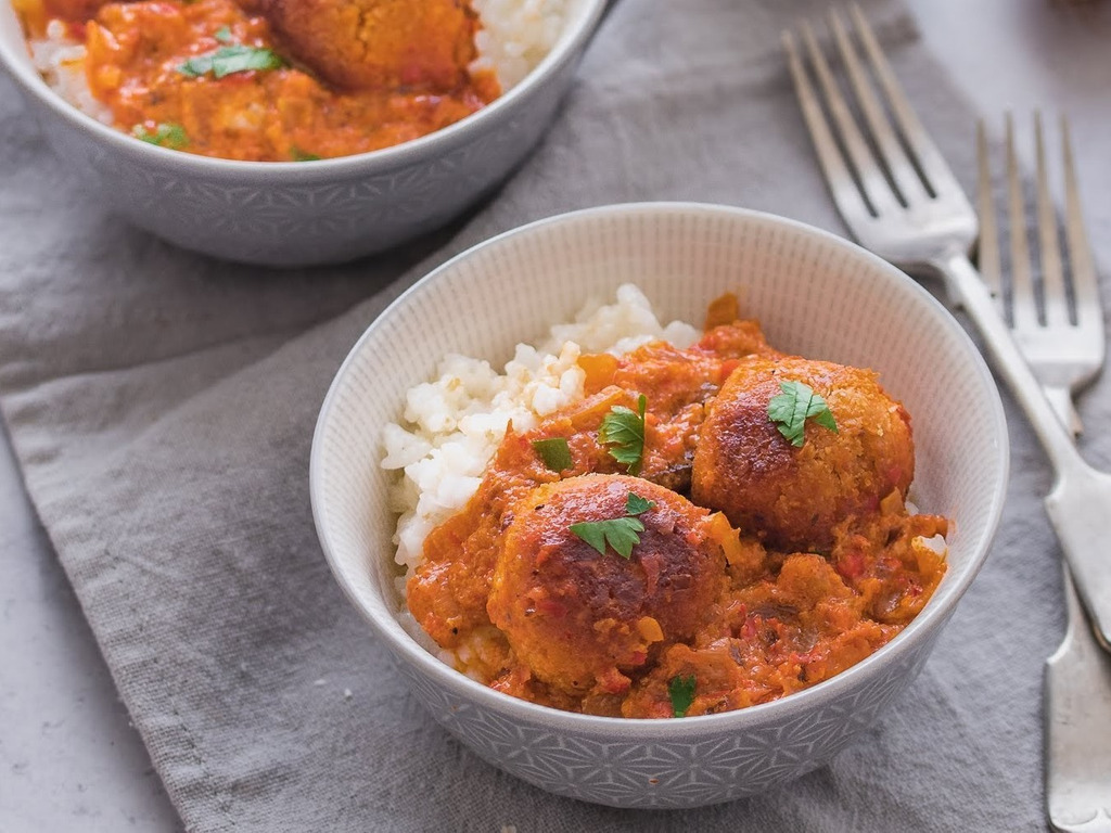 Veganske okruglice od slanutka u umaku od ajvara