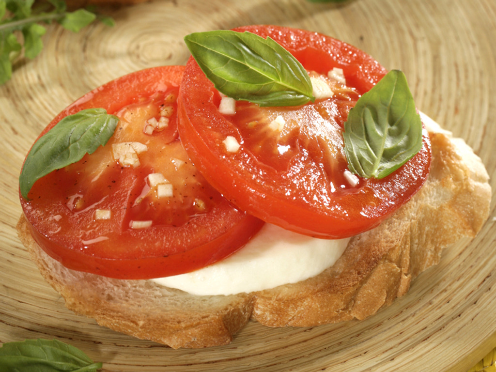 Bruschete cu rosii si mozzarella