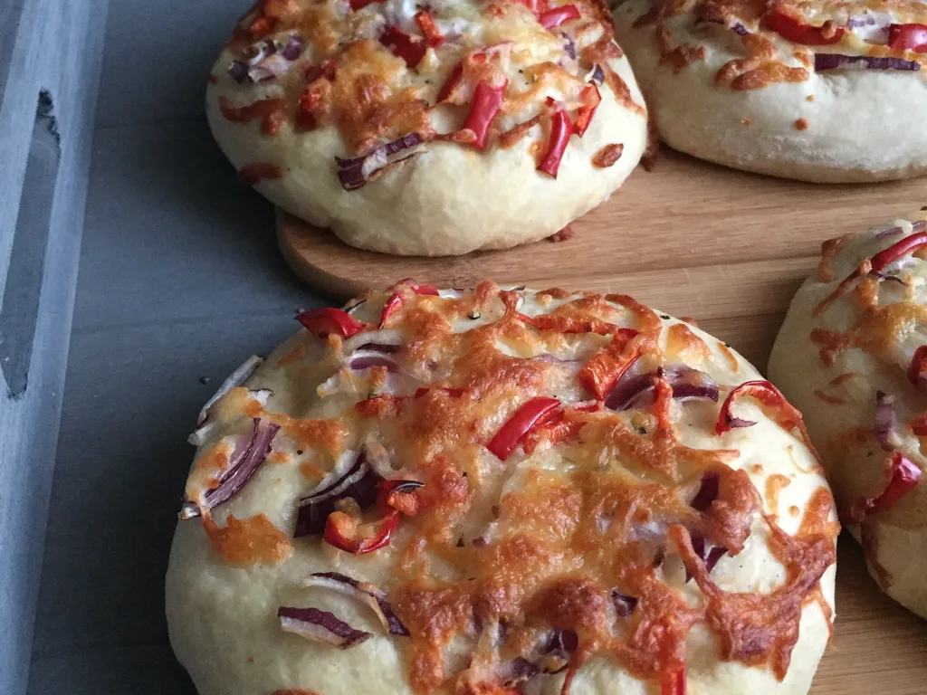 Ricetta Focaccia con capperi in teglia quadrata di Kanami - Cookpad