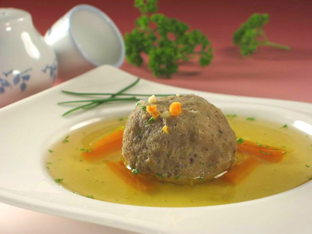 Supa cu perisoare de ficat (Leberknödelsuppe)